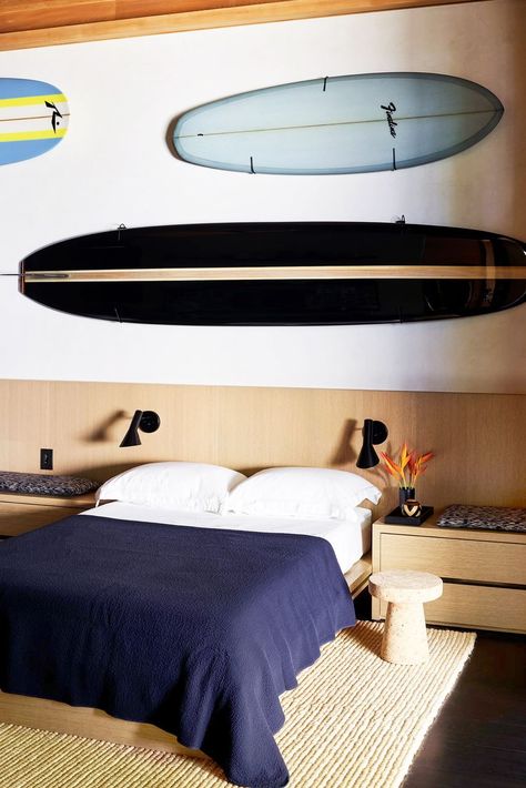 modern teen bedroom with surf decor Surf Room Boys, Boys Surf Bedroom, Surfer Bedroom Aesthetic, Modern Teen Bedroom, Teen Room Decor Ideas, Surfer Bedroom, Surf Bedroom, Modern Teen Bedrooms, Teen Rooms