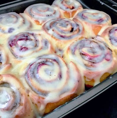 Cinnamon Raspberry Rolls, Raspberry Cinnamon Rolls Easy, Raspberry Sweet Rolls Recipe, Raspberry Cinnamon Rolls Recipe, Raspberry Cinnamon Rolls Homemade, Raspberry Cheesecake Rolls, Huckleberry Cinnamon Rolls, Cinnamon Rolls With Fruit, Blackberry Cinnamon Rolls