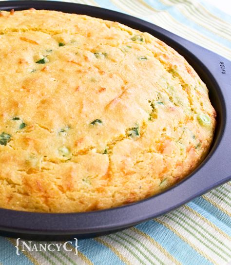 Green Onion Cornbread, Quaker Cornbread Recipe, Onion Cornbread Recipe, Cornbread With Cheese, Onion Cornbread, Green Chile Cornbread, Cornmeal Bread, Green Onions Recipes, Soup And Bread