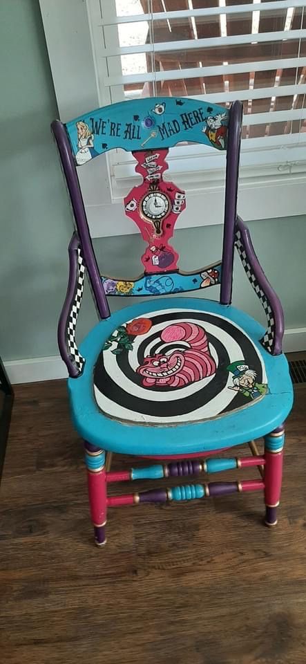 Alice In Wonderland Chair, Whimsical Chairs, Painting Kids Furniture, Fancy Furniture, Alice In Wonderland Garden, Alice In Wonderland Diy, Alice In Wonderland Decorations, Gothic Dollhouse, Whimsical Painted Furniture