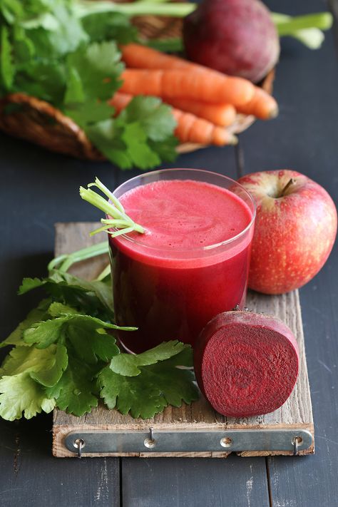 Improve the functioning of your heart, arteries, brain and other organs with this simple blood-cleansing juice recipe! While the body has an incredible system to help purify the blood and remove to... Heart Arteries, Beet Juice Recipe, Summer Juice, Resep Juice, Healthy Detox Cleanse, Easy Juice Recipes, Detox Juice Cleanse, Veggie Juice, Beet Smoothie