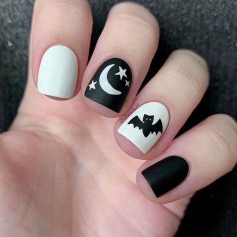 Black And White Halloween Nails Easy, Easy Bat Nail Art, Halloween Nail Polish Ideas, Black And White Nail Art Simple, Bat Nails Halloween, Bat Manicure, Black And White Nails Halloween, Bat Nails Designs, Simple Halloween Looks