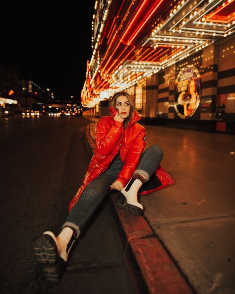 las vegas | neon lights | vegas blog | fremont street | fremont downtown | las vegas casino | casino photo | las vegas photoshoot | portraits las vegas | las vegas vibe | iconic vegas | fremont casino | Vegas Birthday Pictures, Las Vegas Street Photography, Freemont Street Las Vegas Photoshoot, Casino Photo Shoot, Las Vegas Group Photo, Vegas Night Photoshoot, Area 15 Las Vegas Photos, Fremont Street Photoshoot, Las Vegas Graduation Pictures