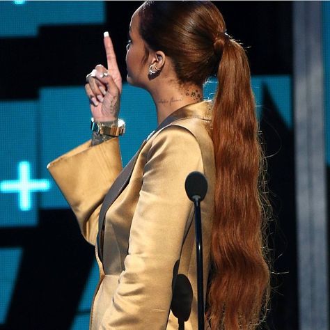 Rihanna Ponytail, Red Carpet Ponytail, Auburn Hair Extensions, Rihanna Daily, Best Of Rihanna, Rihanna Instagram, Light Auburn Hair, Rihanna Hairstyles, Red Carpet Hair