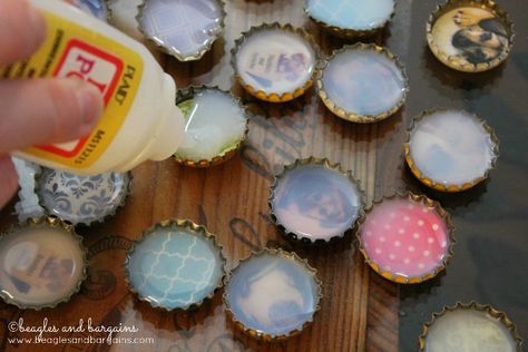 Bottle Cap Picture Frame, How To Make Pins From Bottle Caps, Making Pins Out Of Bottle Caps, Recycler Diy, Diy Bottle Cap Crafts, Bottle Top Crafts, Bottle Cap Projects, Bottle Cap Jewelry, Hantverk Diy