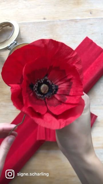 Floral Design Diy, Poppy Tutorial, Paper Flower Video, Giant Flowers Diy, Diy Floral Wreath, Tissue Paper Flowers Diy, Paper Flower Wreaths, Old But Gold, Pink Poppy