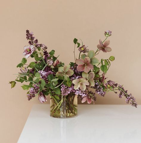 Lilac Arrangements, Wedding Trellis, Italian Flowers, Spring Palette, Creative Flower Arrangements, Home Flowers, Cream Flowers, Lavender Flowers, Purple Floral