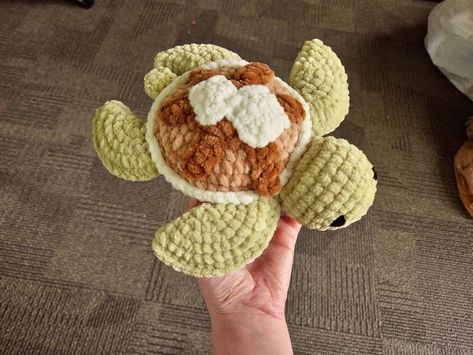 Cute Crochet Plushies Turtle, Crochet Pancake Stingray, Food Themed Crochet Animals, Pumpkin Pie Turtle Crochet, Crochet Food Animal Plushies, Crochet Pie Turtle, Crochet Turtle Ideas, Crochet Christmas Turtle, Amigurumi Crochet Animals