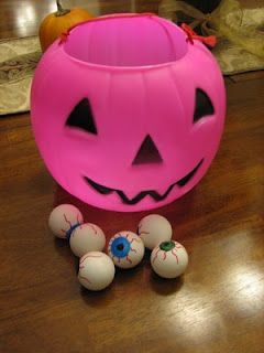 Halloween Pumpkin and Eyeball Game...bounce the eyes(ping pong balls) into the… Preschool Halloween Party, Halloween Carnival Games, Classroom Halloween Party, Carnival Ideas, Halloween Class Party, School Halloween Party, Kid Games, Halloween Kindergarten, School Carnival