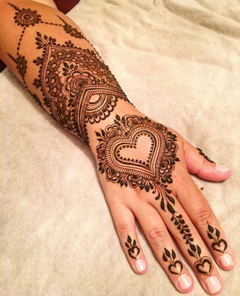 Henna Tattoo Designs With Butterfly, Valentines Henna Designs, Henna Design Modern, Mehendi Heart Designs, Heart Mendhi, Henna Heart Designs, Heart Henna Designs, Heart Mehndi Designs, Heart Mehndi