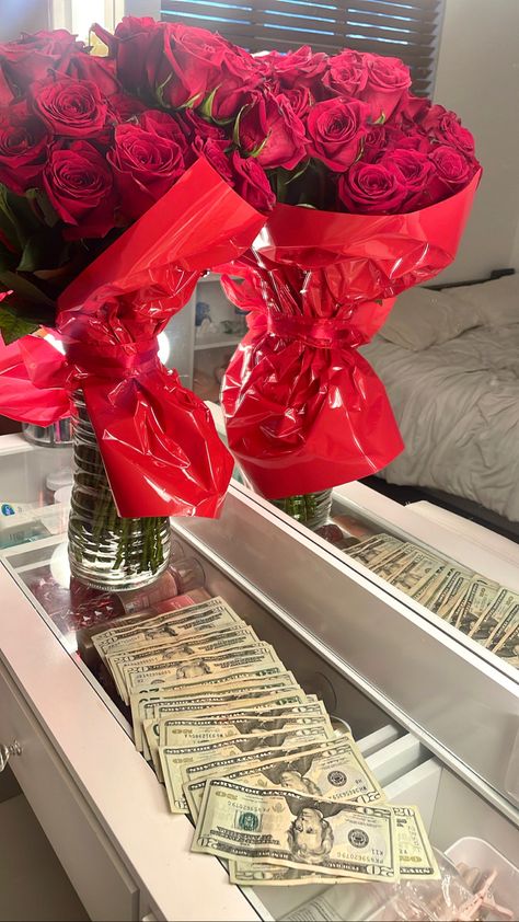 Boyfriend Obsessed With Girlfriend, Roses From Boyfriend, Aesthetic Red Rose, Roses Flowers Aesthetic, Money Roses, Will You Be My Girlfriend, Rich Gifts, Valentine Gifts For Girlfriend, Expensive Gifts