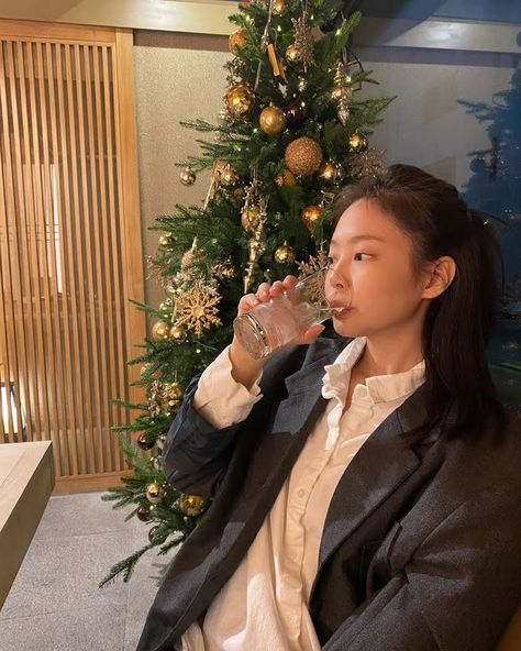 19 Times BLACKPINK's Jennie Radiated CEO Energy - Koreaboo Girlfriends Day, Jennie Kim Blackpink, Christmas Icons, Jennie Lisa, Kim Jisoo, 가을 패션, Blackpink Fashion, Blackpink Jennie, Narnia