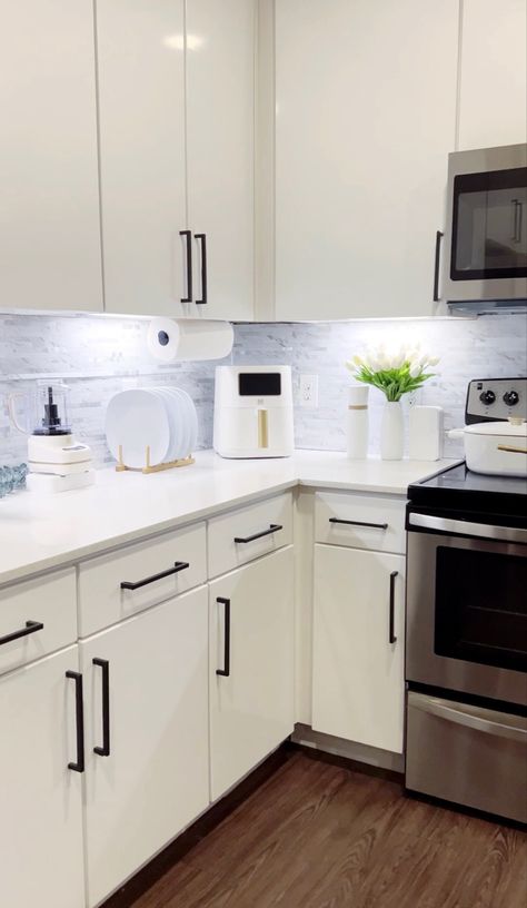 Small White Cabinet Kitchen, Kitchen Ideas Silver Appliances, Kitchen Appliances On Counter, Silver Appliances Kitchen, White Kitchen With White Appliances, White Kitchen Stainless Appliances, White Apartment Kitchen, Grey Cabinets White Countertops, White Appliances In Kitchen