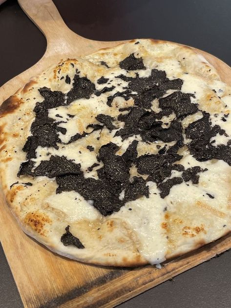 An intense taste of Black Winter Truffle thanks to the crème fraîche infused with fresh truffle shavings. Home Made Pizza Dough, Black Truffle Recipe, Fresh Truffle, Truffle Pizza, Home Made Pizza, Homemade Truffles, Fresh Eats, Truffle Recipe, Black Truffle