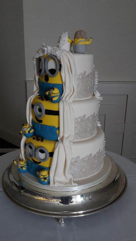 Minion Wedding Cake, Willow Tree Cake Topper, Minion Wedding, Wedding Cake Topper Acrylic, Crazy Wedding Cakes, Unusual Wedding Cakes, Funny Wedding Cakes, Wedding Cake Ombre, Minion Cake