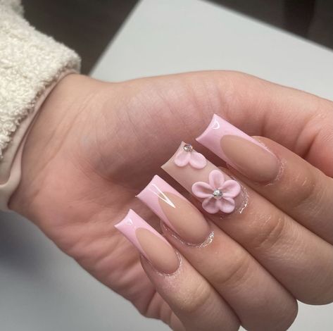 Simple Nail Designs With 3d Flowers, Simple Acrylic Nails With 3d Flower, Pink French Tip Nails With 3d Flower, Acrylics 3d Flowers, White French Nails Design Square, Spring Nails 3d Flowers, Nail Inspo Flower Design, Pink 3d Flower Nails Short, Spring Shorties Nails