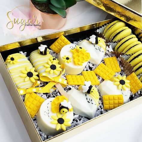 Cake Pop Treat Boxes, Birthday Treat Box Ideas, Chocolate Covered Treat Boxes, Treat Boxes Ideas Cakes, Bee Themed Baked Goods, Treat Boxes Ideas Sweets, Bee Strawberries Chocolate, Bee Themed Macarons, Bumble Bee Cakesicle