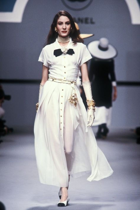 the original supermodels 80s Runway Fashion, Karl Lagerfeld Fashion, 1980’s Fashion, Chanel Spring Summer, Chanel Runway, Classic Chanel, 90s Runway Fashion, Runway Fashion Couture, Vintage Runway