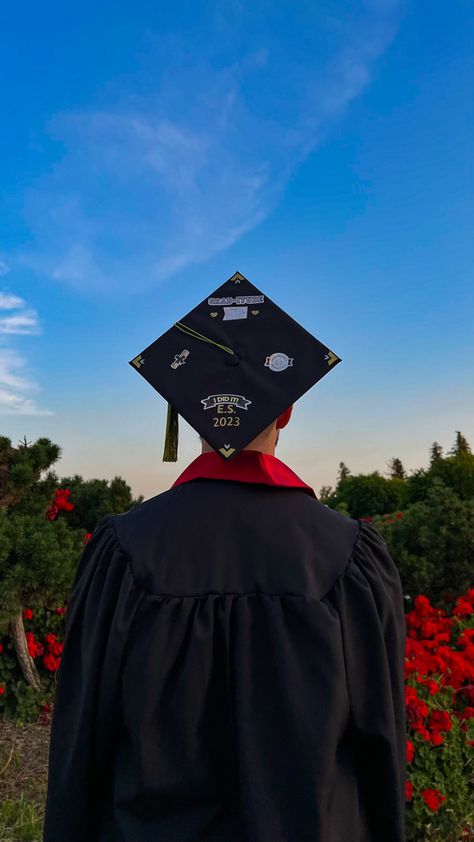 Grad Cap Aesthetic, University Graduation Aesthetic, Graduation Poses Ideas, College Graduation Aesthetic, Sky Poses, Male Graduation Pictures, Poses With Flowers, Flower Poses, Unique Graduation Pictures