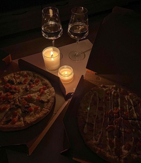 Pizza And Wine Aesthetic Home, Candle Dinner Aesthetic, Romantic Dinner For Two Candlelight, Chill Couple Aesthetic, Pizza Dinner Aesthetic, Candle Light Dinner At Home, Date Night Aesthetic Dinner, Candle Lit Picnic, Romance Dinner