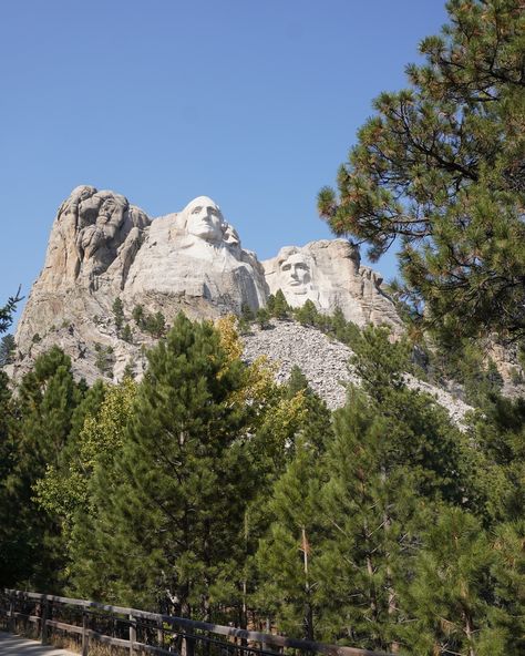 We’ve found the best photo ops at this popular historic landmark, seen in many movies! 🎥 We visited the famous Mount Rushmore last month on our road trip around South Dakota. And let us tell you… it did NOT disappoint. It is such an incredible historic place, no wonder it is used so much in movies. Due to its history and popularity however it is a very busy place! We explored the site and found the best photo opportunity spots without the huge crowds. 📌 Save this post to get the best pho... Mount Rushmore Aesthetic, Photo Opportunity, Adventure Inspiration, Very Busy, Best Photo, Last Month, South Dakota, Mount Rushmore, Cool Photos