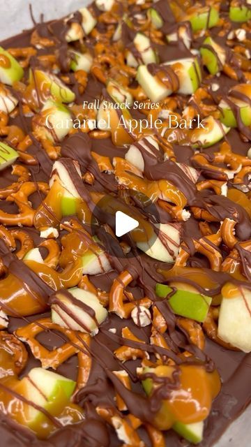 Sierra Georgitsis on Instagram: "Fall Snack Series🍂 Episode 1: Caramel Apple Bark🍏🍫  What you need: 2 green apples, chopped and soaked in lemon juice to prevent browning 2 cups pretzels, crushed 12 oz milk chocolate, melted with 1 tbsp coconut oil 1/2 cup caramel, melted 1/4 cup melted chocolate for drizzle   Chill in fridge for at least 3 hours!   #fallrecipes #caramelapples #chocolatebark #chocolaterecipes #falldesserts #dessert #dessertrecipe #recipeshare #recipevideo" Green Apple Chocolate Bark, Chocolate Caramel Apple Bark, Caramel Apple Bark With Pretzels, Autumn Snacks Fall Treats, Halloween Desert Ideas Desserts, Halloween Apple Desserts, Brown Snacks, Fall Snacks For Party, Caramel Apple Bark