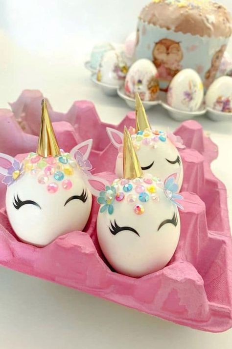 ¿Quieres hacer un huevo de pascua unicornio? O qué decir, toda una docena de estos huevitos que se ven muy hermosos en las fiestas y que además, son de reciclaje ¡genial! Easter Egg Competition Ideas, Shaving Cream Easter Eggs, Animal Easter Eggs, Easter Chick Craft, Easter Fun Food, Easter Drawings, Creative Easter Eggs, Easter Egg Art, Easter Wallpaper