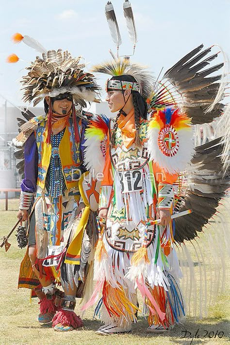 Mens Fancy Dance Regalia, Fancy Dance Regalia, Pow Wow Regalia, Native American Dance, Native American Dress, American Dance, American Indian History, Native American Regalia, Native American Images