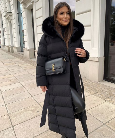 Parka With Fur Hood, Black Coat With Hood, Black Jacket Outfit Winter, Black Parka Outfit, Black Jacket Outfit, Parka Outfit, Winter Jacket Outfits, Winter Mode Outfits, Long Winter Jacket