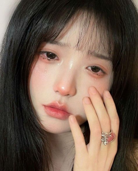 Crying Makeup, Ulzzang Hair, Pin Up Girl Vintage, Ulzzang Makeup, Hair Sketch, Ethereal Makeup, Aesthetic People, Grunge Girl, Girl Day