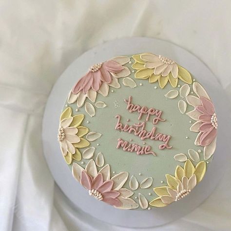 Palette Knife Designs On Cake, Unique Simple Cake Designs, 2024 Cakes Design, Blue Flower Cake Birthday, Cakes Simple Design, Cute Cake Ideas Birthdays, Simple Floral Cake Design, Pastel Cake Ideas, Basic Cake Designs