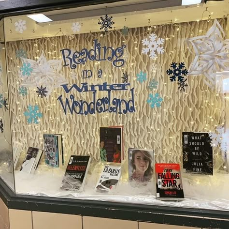 Winter Wonderland Reading Night, Winter Wonderland Library Decorations, Winter Library Displays Bulletin Boards, Winter Library Book Displays, Winter Book Display, Winter Wonderland Library, Winter Library Displays, Book Fair Ideas Display, Christmas Library Display