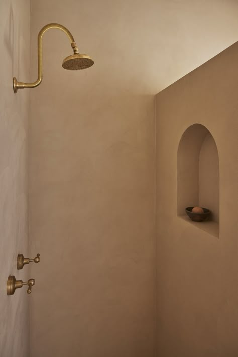 DESIGN NOTES – Microcement: Is This The Solution For Your Bathroom Design? — Natalie Walton Clay Plaster Bathroom, Stucco Bathroom, Micro Bathroom Ideas, Micro Cement Bathroom, Apartment Flip, Ibiza Bathroom, Tadelakt Bathroom, Microcement Bathroom, Terracotta Bathroom