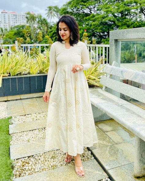 Onam Salwar, Christian Wedding Dress, White Salwar, Onam Outfits, Indian Dresses For Women, Kurti Embroidery, Casual Frocks, Simple Frocks, Eye Sketch