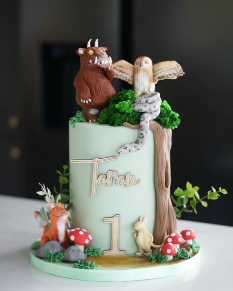 - - GRUFFALO - - 🍄 🌳 🦊 Thank you all for the love on this one 🥰 Name & number charm: @rowanandcocreative Sugarpaste: @couturesugarpaste Modelling paste: @saracinodolci . . . #cake #gruffalo #gruffalocake #gruffaloparty #firstbirthdaycake #firstbirthdayparty #luxurycakeskent #luxurycakeslondon #londoncakes #kentcakes #sevenoakscakes #sevenoaksmums #sevenoakskent #sevenoaksbusiness #londonmums #kentmums #bespokecakeslondon #cakedecorating #fontcakes #fondantdecoration #fondantart #cakear... Gruffalo 2nd Birthday, Gruffalo Birthday Cake, Julia Donaldson Party, Gruffalo Birthday Party, Lilac Buttercream, Gruffalo Cake, Fondant Rainbow, Gruffalo Party, Buttercream Birthday Cake