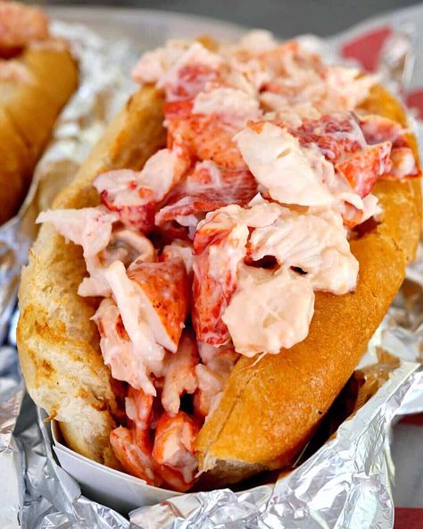 Lobster Roll at James Hook Lobster Co - Is it Boston's best? | JZ Eats New England Cruise, Baltimore Restaurants, James Hook, Hot Dog Rolls, Best Lobster Roll, Boston Food, Fresh Lobster, Things To Do In Boston, Grad Trip