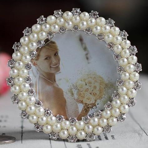 Mirror Decor Ideas, Picture Frame Decor, Vintage Jewelry Crafts, Jewelry Picture, Easy Diy Art, Button Art, Diy Crafts For Gifts, Affordable Gifts, Shabby Chic Homes