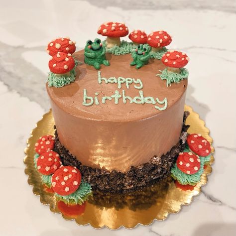 Mushroom Design Cake, Cakes With Mushrooms, Mushroom Birthday Cake Ideas, Easy Mushroom Cake, Mushroom And Frog Cake, Cute Mushroom Cake, Frog Mushroom Cake, Mushroom Cake Design, Cake Making Aesthetic