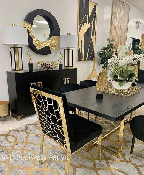 Black And Gold Dining Room, Dining Room Glam, Gold Dining Room, Black Living Room Decor, Classy Living Room, Classic Dining Room, Elegant Living Room Decor, Gold Dining, Latest Living Room Designs