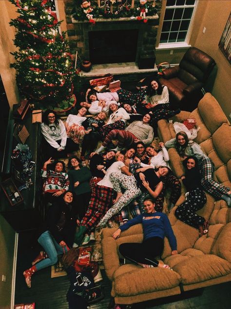 Christmas Aesthetic Friends, Aesthetic Friends, Aesthetic Vsco, Fun Sleepover Ideas, Fotos Goals, Best Friend Photos, Cute Friend Pictures, Bff Goals, Bff Pictures