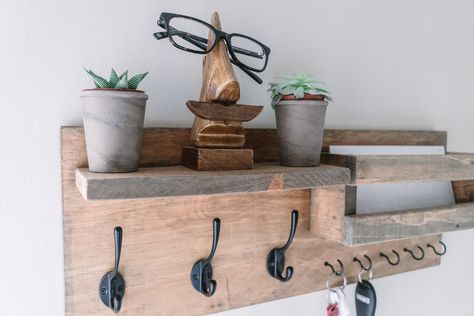 Diy Key Hanger Entryway, Diy Wood Key Holder, Diy Key Hanger, Key Hanger Entryway, Entryway Organizer Shelf, Entryway Organizer Wall, Wood Entryway, Plank Ceiling, Diy Key