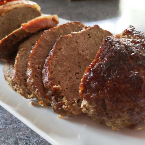 sliced meatloaf 600 Dutch Meatloaf Recipe, German Meatloaf, Quick Meatloaf, Best Hamburger Recipes, German Meat, Best Meatloaf Recipe, Bacon Meatloaf, Beef Entrees, Food Authentic