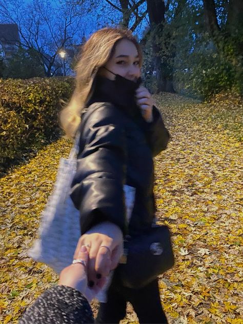 aesthetic ig story insta stories instagram wlw couple vacation pose autumn holding hands Dating Luna Lovegood Aesthetic, Holding Hands Pov, Lesbian Photo Instagram, Holding Hand Pose, Wlw Insta Story, Wlw Hand Holding, Wlw Pics To Recreate, Soft Launch Girlfriend Wlw, Wlw Holding Hands