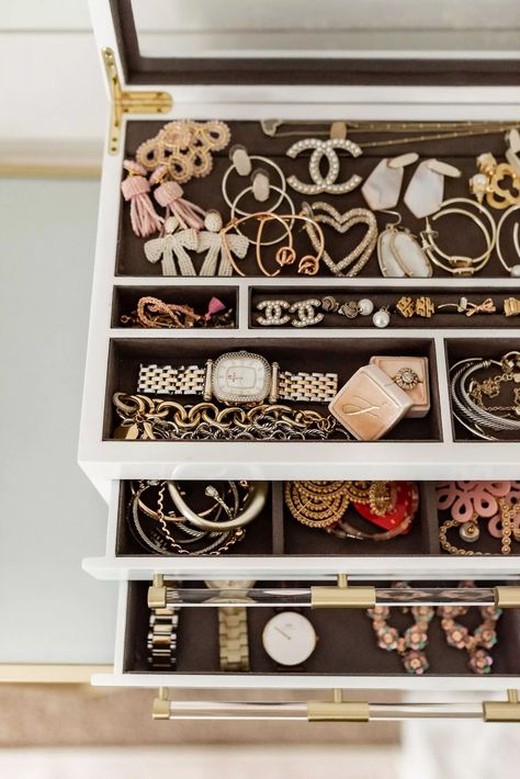 kendra scott jewelry organization, jewelry organization, how to organize your jewelry, jewelry storage Kendra Scott Jewelry Organizer, Jewelry Organization Wall, Organization Ideas Jewelry, Jewelry Goals, Aesthetics Jewelry, Atlanta Style, Organizing Jewelry, Organization Aesthetic, Jewelry Organizer Drawer