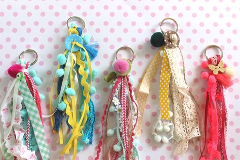 DIY How to Make Fabric and Ribbon Scraps Keyholders Ribbon Scraps Projects, Keychain With Ribbon, Diy Purse Charms Ideas, Ribbon Tassels Diy, Ribbon Keychains Diy, Fabric Keychain Diy, Diy Bag Tags, Bag Tassels, Keychains Diy