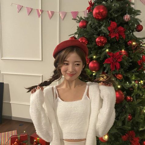 Christmas Poses, Arin Oh My Girl, 사진 촬영 포즈, Tree Pose, Christmas Icons, Christmas Photoshoot, Uzzlang Girl, Ideas For Instagram Photos, Christmas Aesthetic