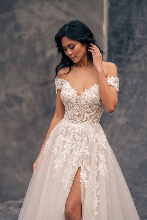 Off The Shoulder Floral Wedding Dress, Wedding Dresses Bigger Women, Beach Formal Wedding, Flowy Wedding Dresses, Allure Bridal Couture, Allure Couture, Off Shoulder Wedding Dress, Fairy Tale Wedding Dress, Kleinfeld Bridal