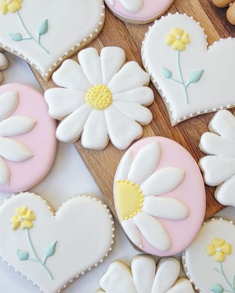 Spring Cookies, Flower Cookies, First Day Of Spring, Birthday Cookies, Cookie Designs, Decorated Cookies, Sugar Cookies Decorated, Cookie Bars, Cookie Decorating