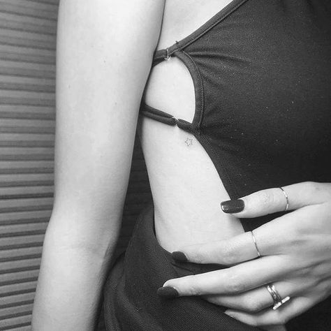 Minimalist fine line star tattoo on the right side ribcage. Tattoo Side Rib Women, Line Star Tattoo, Tattoo Side Rib, Fine Line Star Tattoo, Small Hidden Tattoos, Tattoo Side, Simple Line Tattoo, Astronomy Tattoo, Shooting Star Tattoo