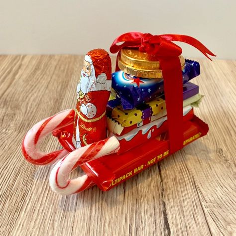 Chocolate Santa Sleigh Gift Ideas, Christmas Chocolate Sleigh, Chocolate Santa Sleigh, Secret Santa Gift Ideas Diy, Amigo Invisible Diy, Dollarama Diy, Christmas Crafts Santa, Christmas Cooking Gifts, Christmas Gift Ideas Diy